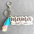 Vista de cerca del llavero de madera grabado mama best ever con borla de colores e imán - Borla Tricolor Azul Rosa Amarilla (4)