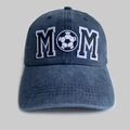 Detail der Soccer Mom Stickerei und gewaschenen Denim-Textur auf blauer Baseballkappe - Verstellbar / Gewaschenes Blau