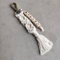 Detail eines Boho-Schlüsselanhängers mit Baumwollfransen und BE KIND Holzperlen - Gebrochenes Weiß
