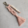 Handgemachter Boho Schlüsselanhänger aus Makramee in Rosa mit BE KIND Holzperlen - Altrosa