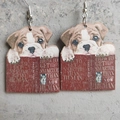 Dettaglio di orecchini in legno con bulldog su libro rosso e ganci argentati - Stile Bulldog che Legge (2)