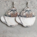 Dettaglio di bradipo che legge in una tazza su orecchini di legno con ganci d'argento - Stile Bradipo in Tazza di Caffè (3)