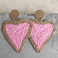 Bohemian hartvormige raffia oorbellen met roze vlechtwerk en gouden metalen studs - Lichtroze