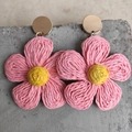 Handmade raffia flower earrings in light pink and yellow with bohemian straw weaving style - Light Pink