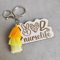 Porte-clés Nurse Life avec cœur en bois, imprimé léopard et pompon jaune dégradé - Gland Dégradé Jaune Orange
