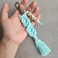 Detail van handgemaakte Macramé kwastje hanger met MAMA houten kralen in muntgroen katoen - Muntgroen