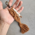 Handgemaakte macramé MAMA letter sleutelhanger met katoenen koord kwastje en bronzen sluiting - Baksteenrood