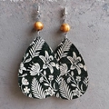 Detail of ethnic teardrop earrings with monochrome floral print and wooden bead - Black and White Botanical Style (5)
