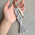 Detailopname van grijze macramé sleutelhanger met MAMA houten kralen en franje kwastje - Grijs