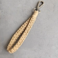 Détail d'un porte-clés macramé fait main avec fermoir mousqueton en métal couleur bronze - Khaki (6)