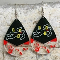 Blutige Handabdruck-Acryl-Ohrringe für Halloween im Tatort-Stil für Damen - Beweisnummer-Stil