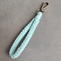 Détail d'un cordon porte-clés bohème tressé vert menthe avec fermoir en métal bronze - Vert Menthe (7)