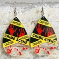 Halloween Ohrringe mit blutigen Handabdrücken und Tatort-Absperrband-Motiv - Absperrband Blutfleck-Stil