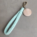 Détail du bracelet tressé bleu clair avec fermoir en bronze et étiquette ronde en bois - Vert Menthe avec Étiquette en Bois (7x)