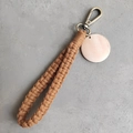 Handgefertigter Makramee-Schlüsselanhänger in Karamell mit Holzanhänger und Bronzekarabinern - Mit Rundem Holz Tag / Karamell (1x)