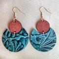 Detail of vintage boho leather earrings with wooden disk and embossed teal pendant - Cyan Embossed Pattern Style (5)