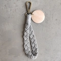 Dettaglio portachiavi in macramè grigio fatto a mano con fibbia in bronzo e targa in legno - Con Etichetta in Legno / Grigio chiaro