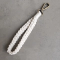Détail d'un bracelet macramé en coton avec fermoir mousqueton bronze de style Boho - Beige (3)