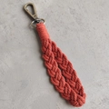 Dettaglio di portachiavi boho in cotone fatto a mano con chiusura a moschettone in bronzo - Stile di base / Rosso Mattone