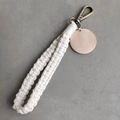 Porte-clés macramé boho fait main avec corde de coton crème et étiquette ronde en bois - Blanc Cassé avec Étiquette en Bois (3x)