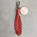 Dettaglio macro del portachiavi boho intrecciato a mano con corda rossa e disco di legno - Con Etichetta in Legno / Rosso Mattone