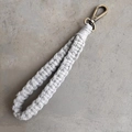 Détail d'un bracelet macramé gris fait main avec un fermoir mousqueton en bronze - Gris Clair (4)