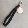 Détail d'un porte-clés en macramé noir avec étiquette en bois et fermoir mousqueton bronze - Noir avec Étiquette en Bois (5x)