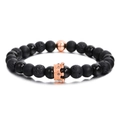 Makroaufnahme von 8mm Lavastein-Perlen und einem Kronenanhänger mit Zirkonia-Steinen - Schwarze Perlen Mit Roségoldener Krone
