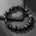 Detalle de cuentas de ágata negra mate y piedra de lava con espaciadores de metal sobre cuero - Estilo de Cubo de Lava Volcánica Negro Mate (ZJ15001)