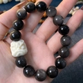 Obsidian lion bead bracelet featuring thirteen black beads and one white carved charm - Auspicious Beast Carving Style (12mm ZJ11246)