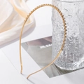 Elegante cerchietto in metallo dorato con una fila di strass bianchi scintillanti - Stile strass a fila singola oro (ZJ11762)