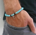 Böhmisches Türkisperlen-Armband für Herren mit silbernem Kreuzanhänger am Handgelenk - Himmelblauer Türkis Kreuz Stil (ZJ11720)