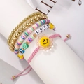Detalle de pulseras boho de varias capas con cubos LOVE y colgante de girasol - Estilo Multicapa Sunflower LOVE Smiley (ZJ11200)