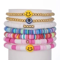 Detalle de siete pulseras apiladas con cuentas heishi coloridas y dijes de ojo turco - Juego de 7 Piezas Estilo Smiley Mal de Ojo (ZJ11331)