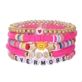Primer plano del set de 5 pulseras de cuentas Heishi con dijes de RED y EVERMORE - Estilo Smiley Corazón Letra RED (ZJ11764)