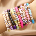 Conjunto de pulseras bohemias multicapa de arcilla colorida con letras para mujer - Estilo Perla Letra Cumpleaños Multicapa (ZJ12917)
