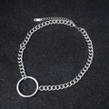 Collar minimalista de acero inoxidable con colgante circular sobre fondo de arena negra - 35+5CM