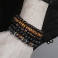 Detailopname van herenarmbanden met tijgeroog, lavasteen en houten kralen - Tijgeroog Vulkanische Rots Vierledige Set (ZJ11894)