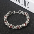Bracciale a catena bizantina argentata fatto a mano con perle rosse e chiusura a moschettone - Larghezza 10mm Lunghezza 17cm / Perle Rosse
