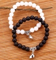 Dettaglio dei ciondoli a cuore magnetico su braccialetti di perle bianchi e neri - Stile Trama Retro Nero Bianco (ZJ12157)