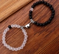 Dettaglio dei ciondoli a cuore magnetici che collegano i braccialetti di perline bianche e nere - Stile Magnetico a Induzione Nero Bianco (ZJ12153)
