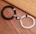 Dettaglio dei braccialetti magnetici per coppia con perle opache nere e bianche su legno - Stile Cuore Opaco Nero Bianco (ZJ12151)