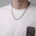 Detail of men's gunmetal Figaro chain necklace worn by a model on white sweater - 50cm / Dark Gray
