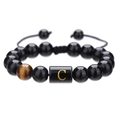 Detail van 10mm zwarte onyx kralenarmband met letter C en tijgeroog steen - Letter C
