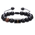 Detalle de pulsera ajustable de ágata negra con la letra I dorada en el centro - Letra I