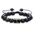 Detalle de pulsera de ónix 10mm con letra L dorada y piedra natural ojo de tigre - L
