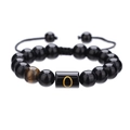 Detalle de pulsera de ágata negra de 10mm con ojo de tigre y deslizador de la letra O - Letra O