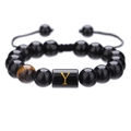 Detalle de cuentas de ónix negro de 10mm y ojo de tigre en pulsera ajustable con letra Y - Letra Y