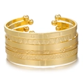 Detail von böhmischen goldenen Stapelarmbändern mit LOVE-Gravur und Hammerschlag-Textur - 6er-Set (inkl. LOVE-Buchstaben) / Gold