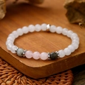 Dettaglio del bracciale in agata bianca naturale e quarzo rosa su supporto in legno - Stile Perline in Metallo Cavo Labradorite Quarzo Rosa Con Agata Bianca (ZJ12916)
